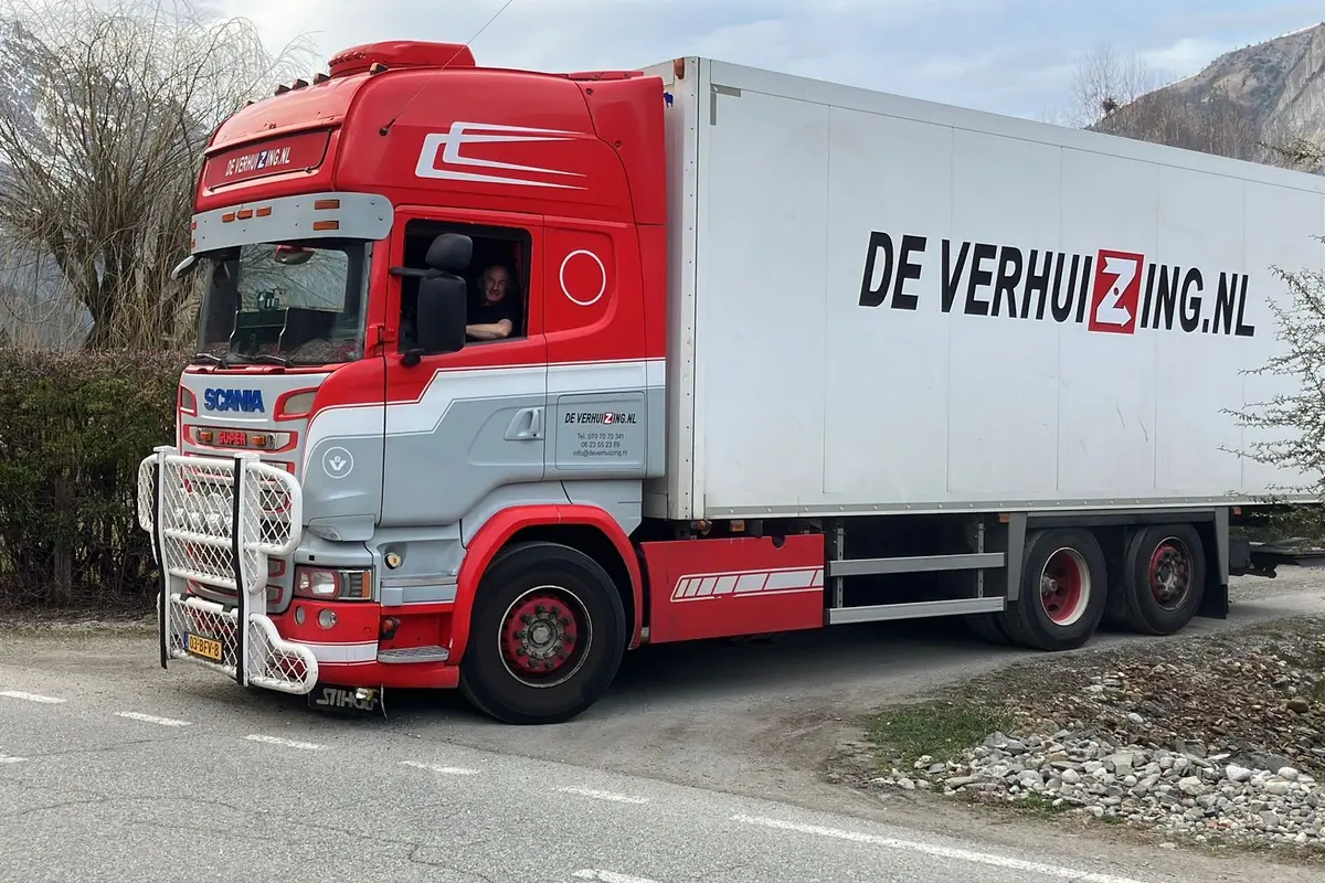 Scania 520 V8 van De Verhuizing onderweg door de bergen naar Italië