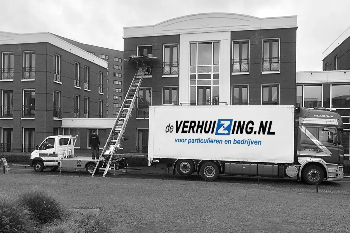 Scania 520 V8 bij Italiaans tankstation tijdens internationaal transport